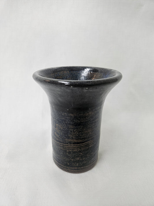 V21 - Black Vase