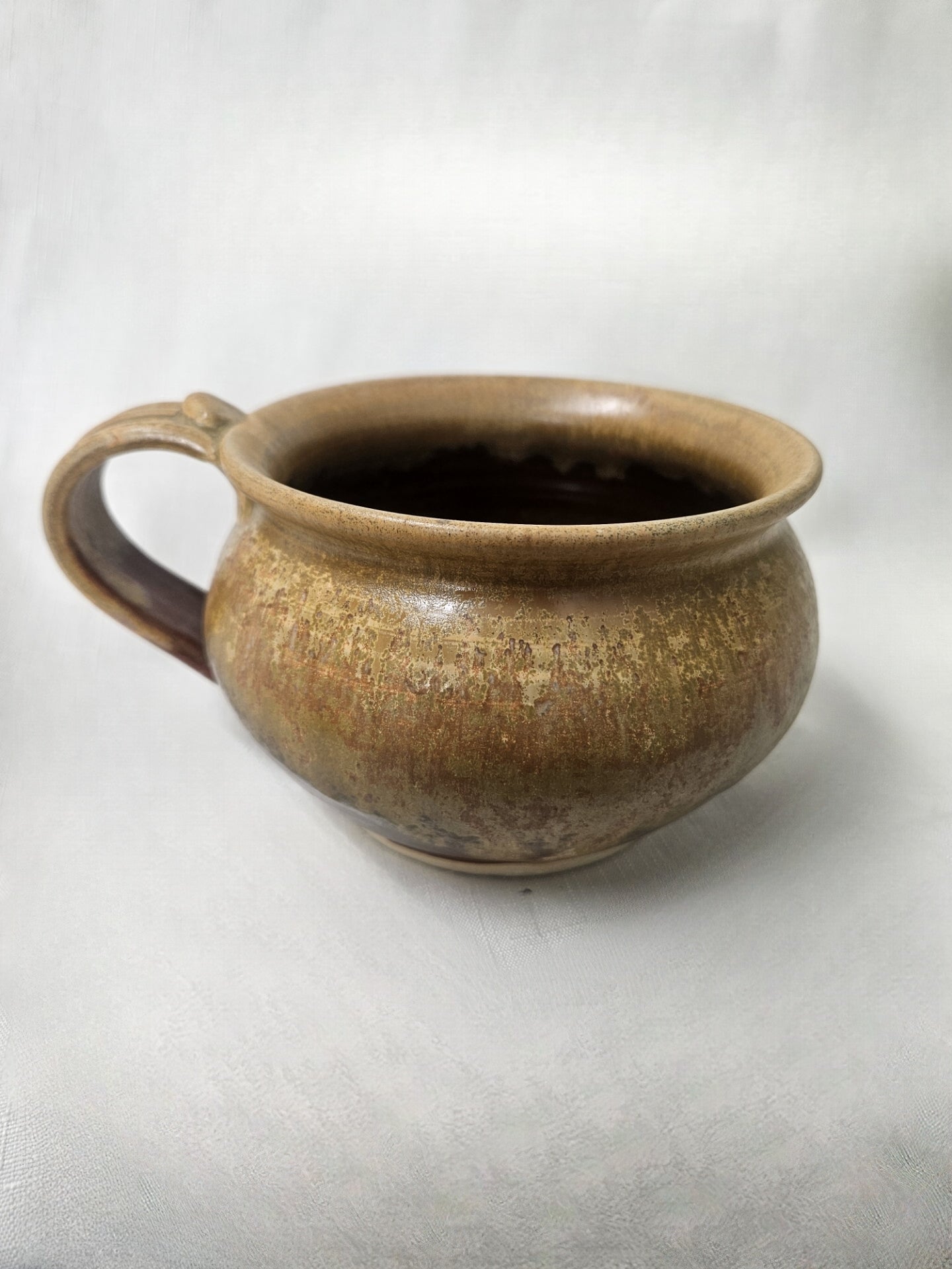 B69 - Large Golden Bowl with Handle